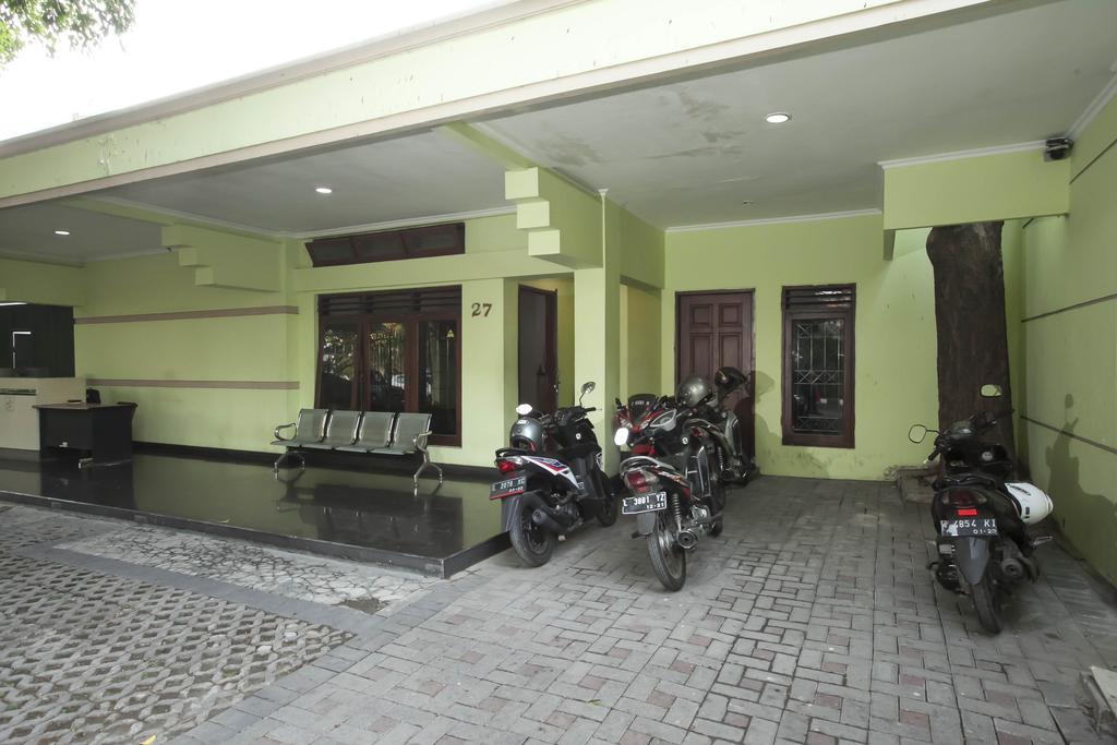 Hotel Reddoorz Near Balai Kota Surabaya Esterno foto