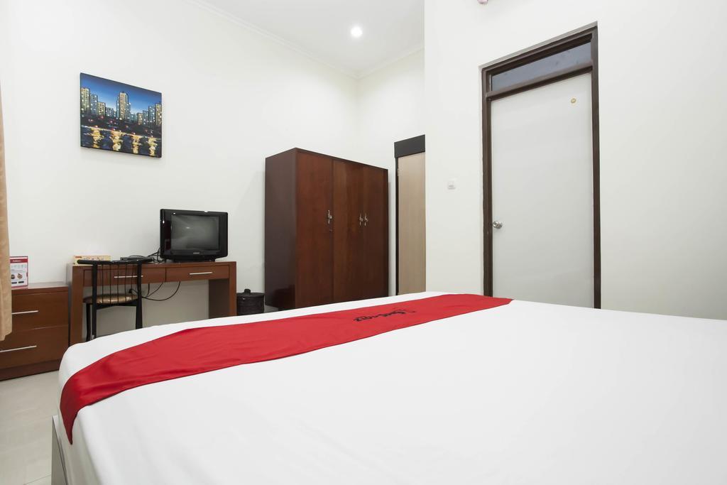 Hotel Reddoorz Near Balai Kota Surabaya Esterno foto