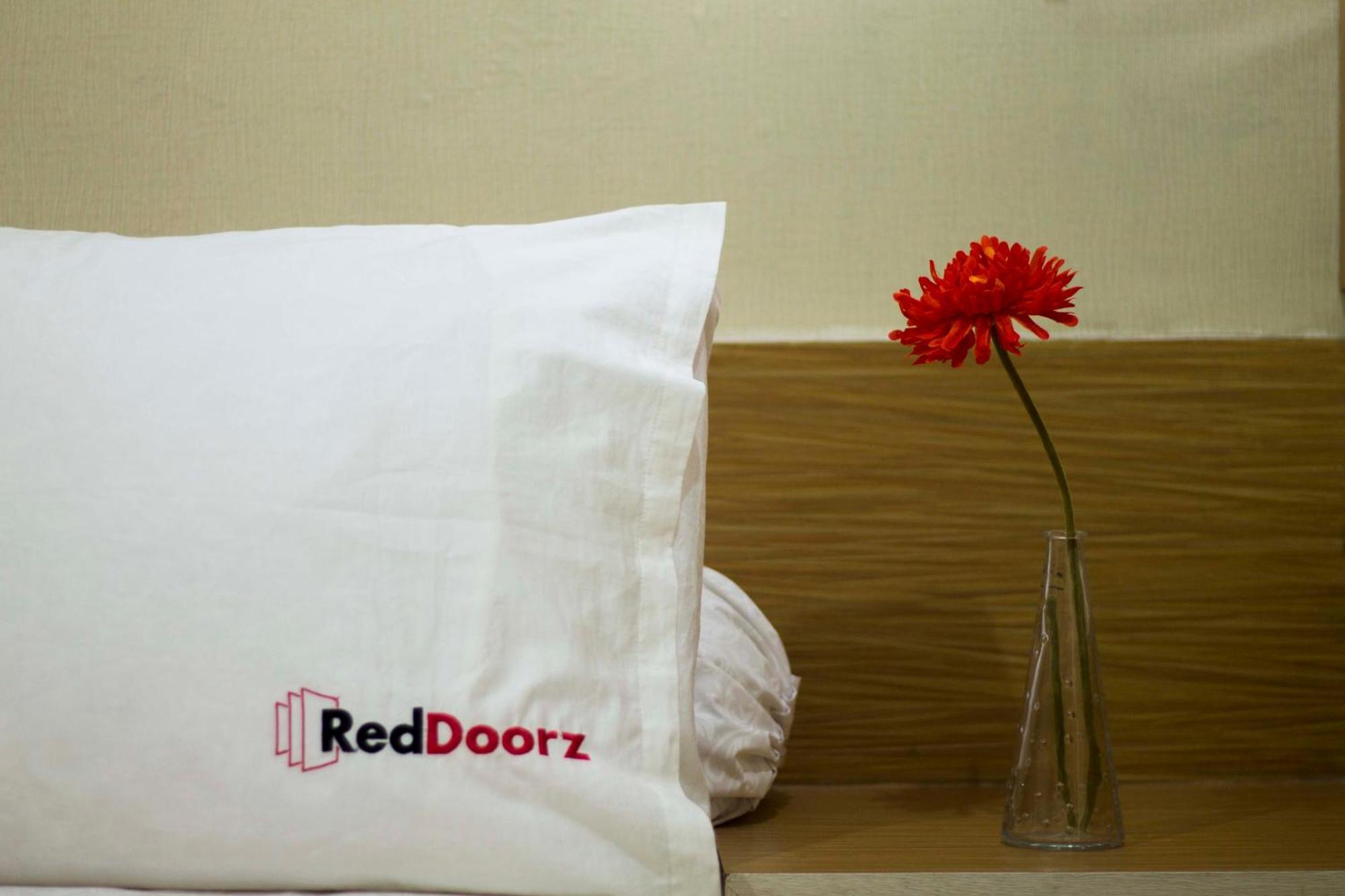 Hotel Reddoorz Near Balai Kota Surabaya Esterno foto